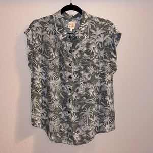 💥2/$15💥 belle du jour tropical print button-up blouse, size L